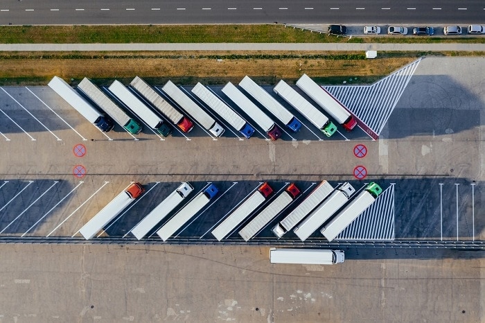 vista aérea de camiones transporte mercancías