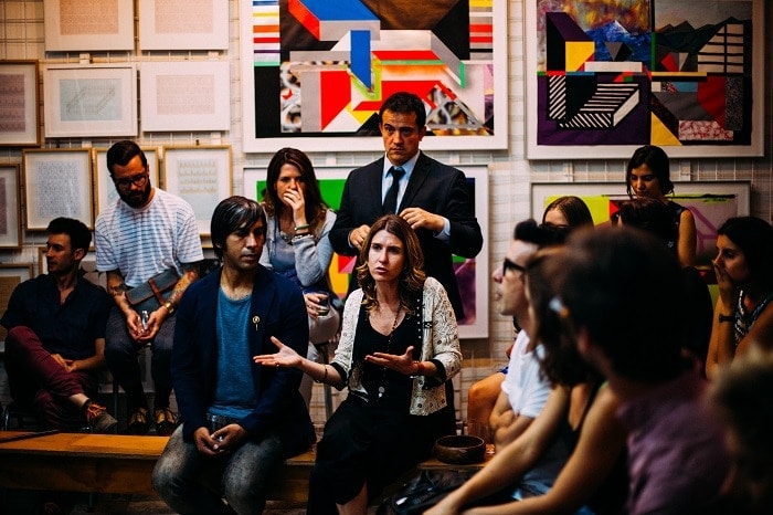 Grupo de gente participando en una asamblea