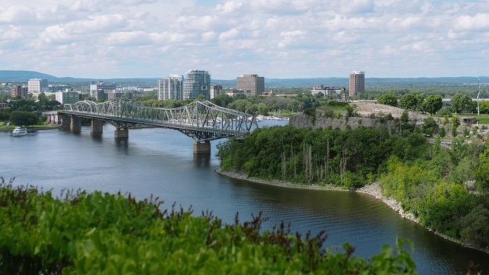 Ciudad con amplias zonas verdes y río