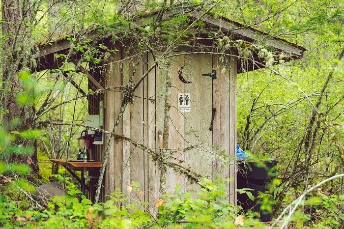 Urinario público en la selva