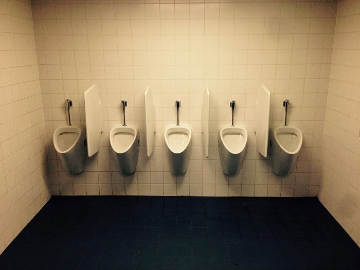Fila de urinarios públicos para hombres