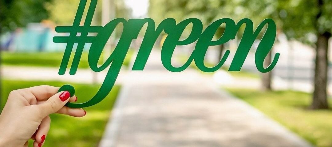 Parque verde con tipografía Green