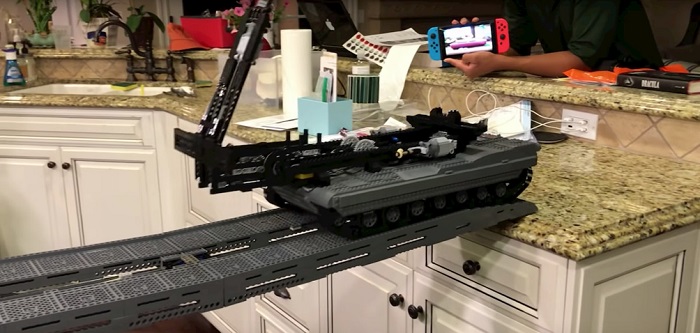 Puente tijera fabricado en Lego