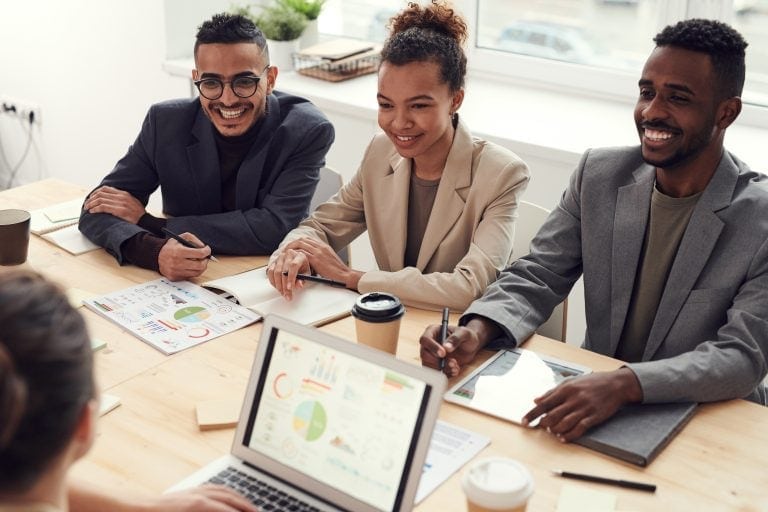 equipo de trabajo en una reunión