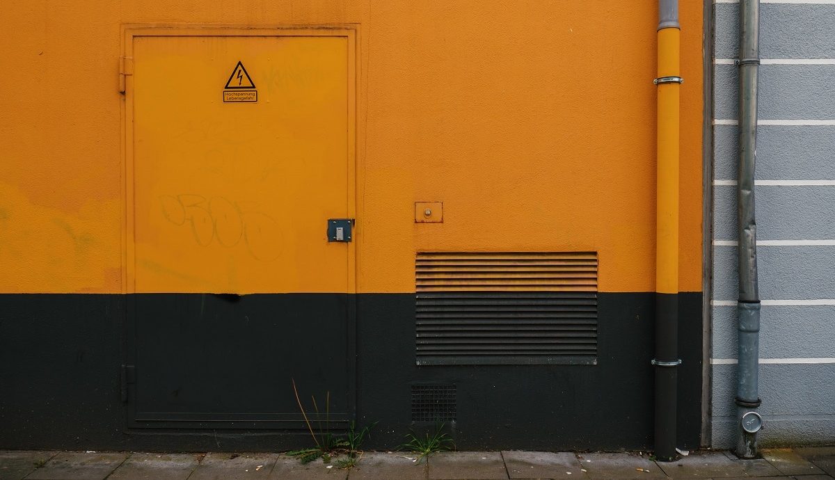 Puerta naranja con señal de red eléctrica