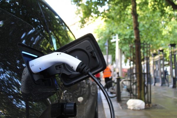 Estación de carga de un coche eléctrico