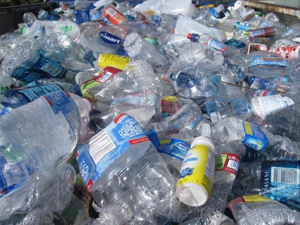Imagen de botellas de plástico para reciclar