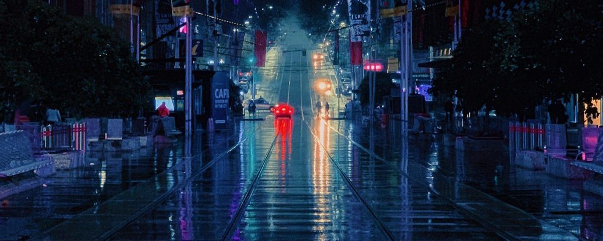 imagen nocturna de una carretera urbana