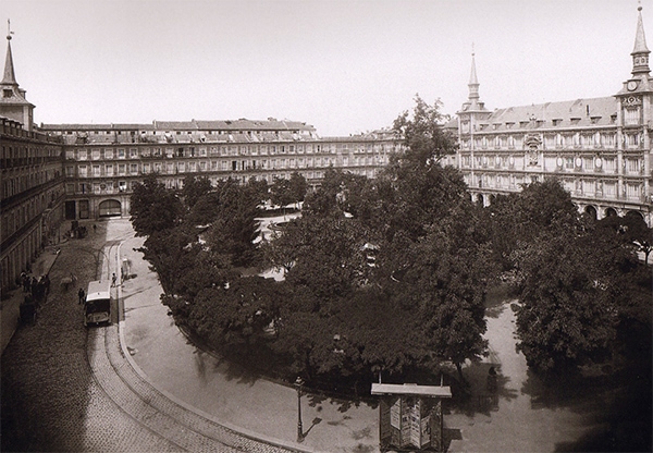 Plaza Mayor con árboles