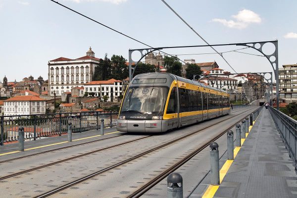 Vagón del metro de Oporto a su paso por la ciudad en el puente de Luis I.