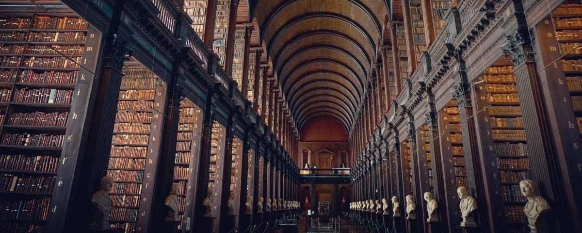 interior de una biblioteca