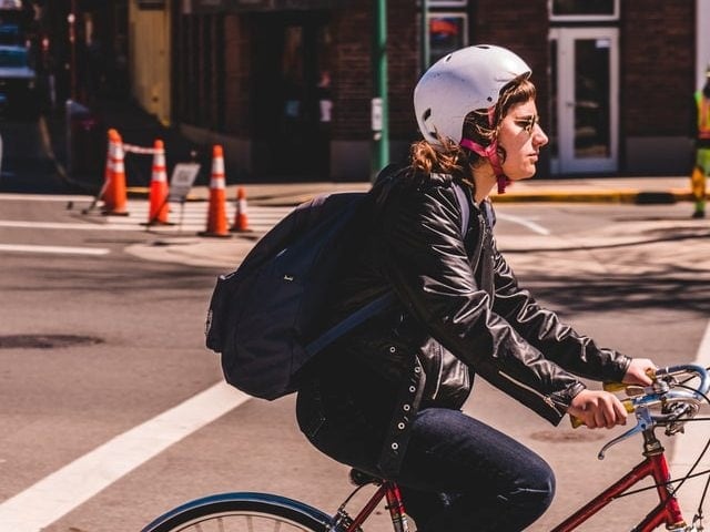 Ir al trabajo en bici te ayudará a mantener la mente despierta. 