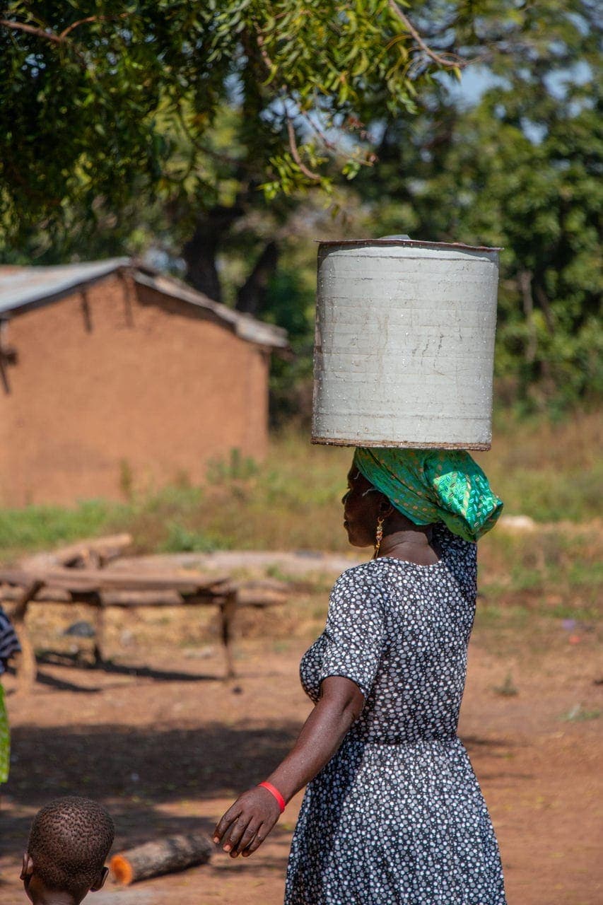 Mujer llevando agua