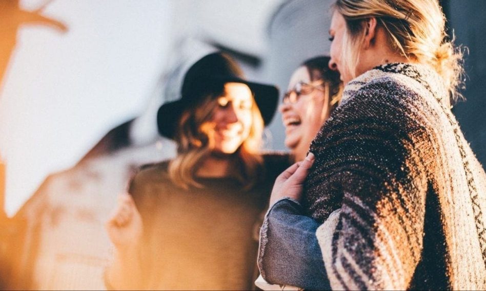 un grupo de personas sonriendo