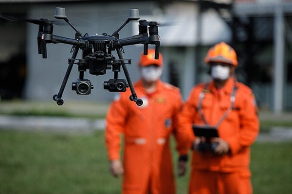 bomberos comprobando dron