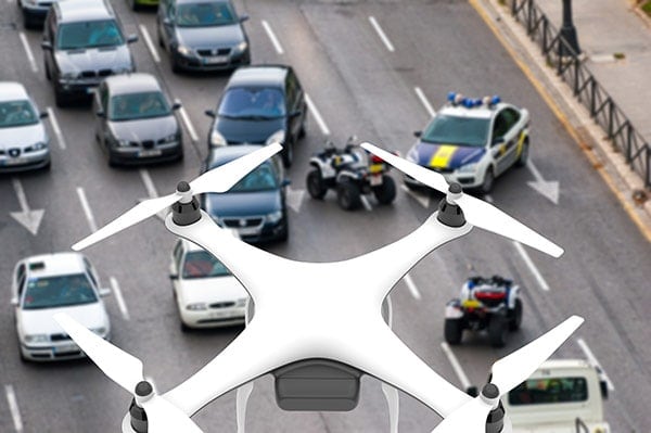 Dron sobrevolando la carretera