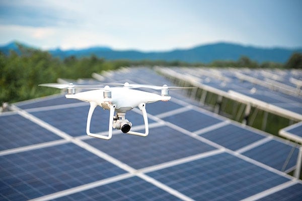 Drones sobrevolando paneles solares