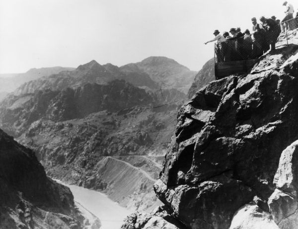 la presa Hoover, Los topógrafos señalan una ubicación potencial para la presa en el cañón