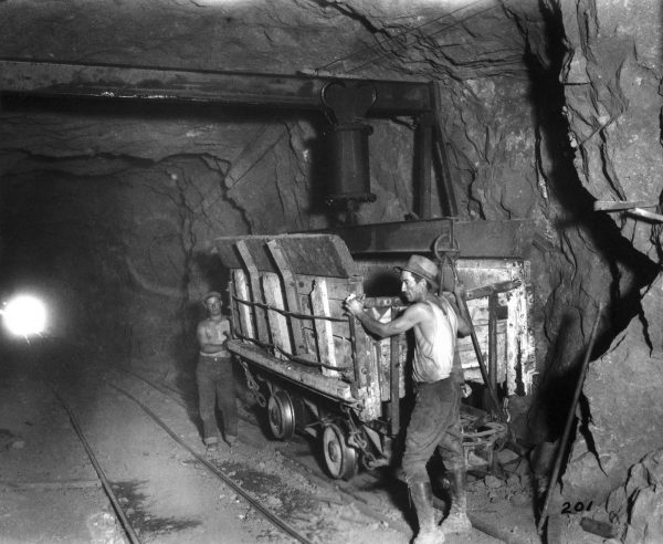 Hombres trabajando en los túneles del desvío de la presa Hoover