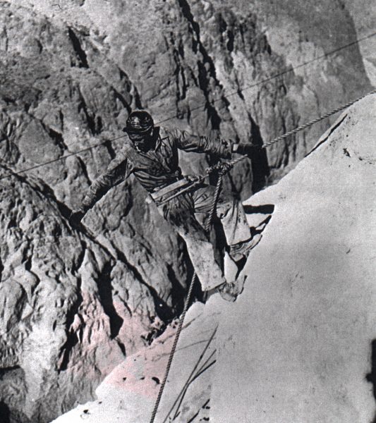 Un high scaler trabajando en la presa Hoover