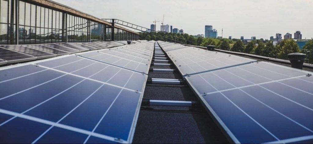 Paneles solares sobre un edificio