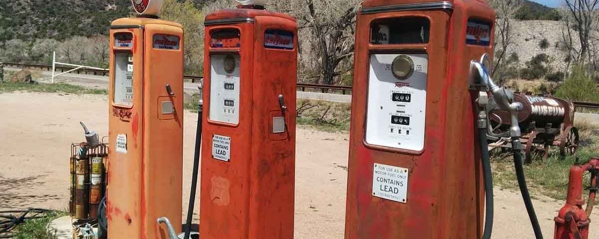 Surtidores antiguos de gasolina con plomo