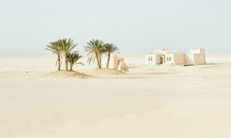 casa de hormigón blanco en el desierto