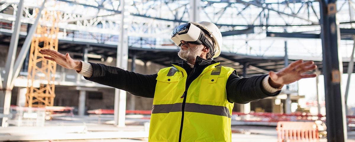 Un ingeniero usando gafas de RV en una obra