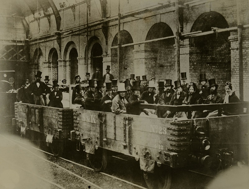 William Gladstone, directores e ingenieros del Metropolitan Railway inspeccionando la línea (Londres, 1863)