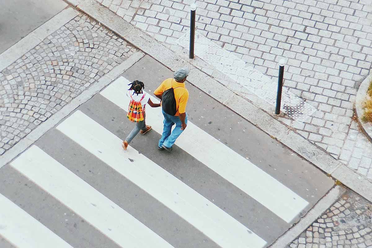Peatones cruzando una calle urbana