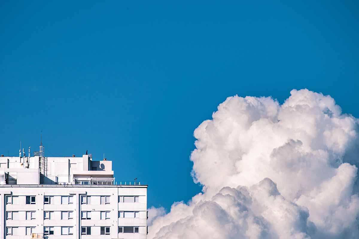 Cielo azul en la ciudad