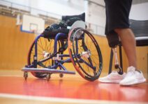 un deportista con silla de ruedas