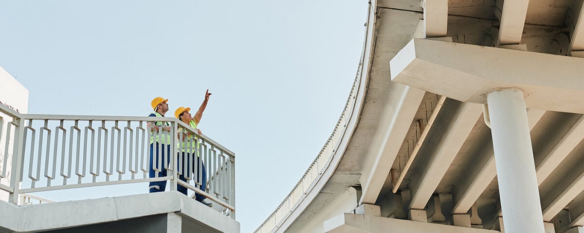 mujer ingeniera en una obra