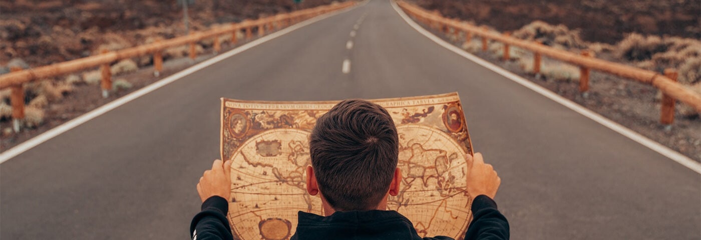 Foto de hombre sosteniendo un mapa