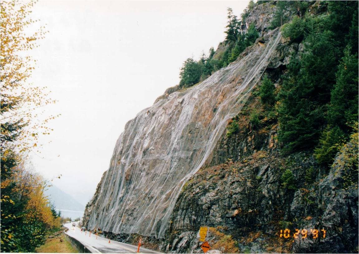 Safety netting on vertical slopes