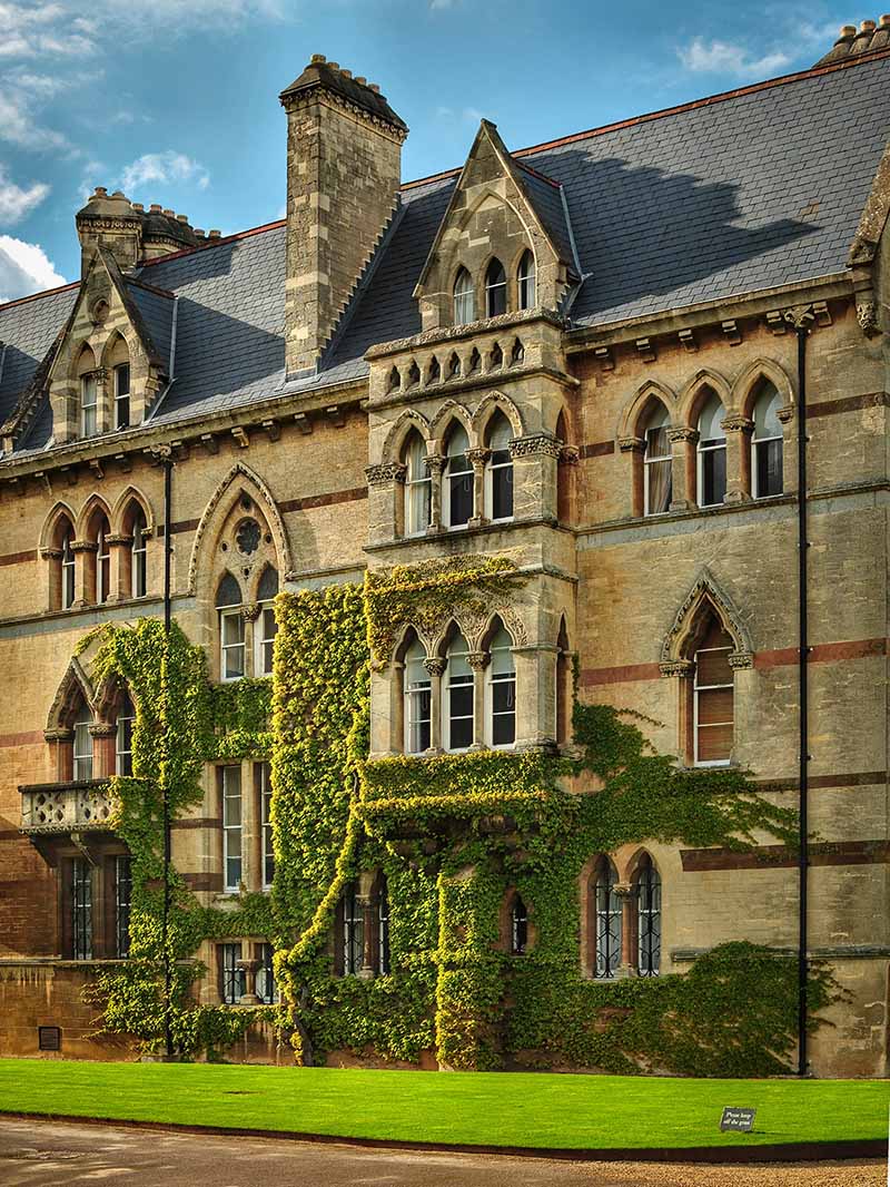 Casa victoriana con hiedras en sus paredes