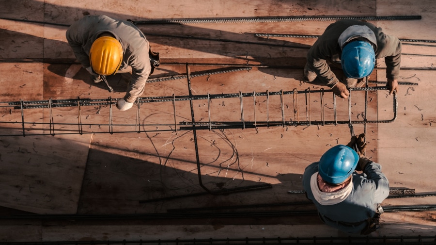 Trabajadores con elementos de seguridad