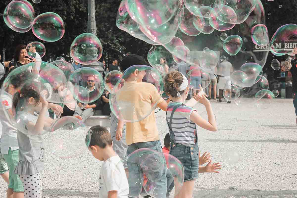 Children playing in Rome (Italy). 