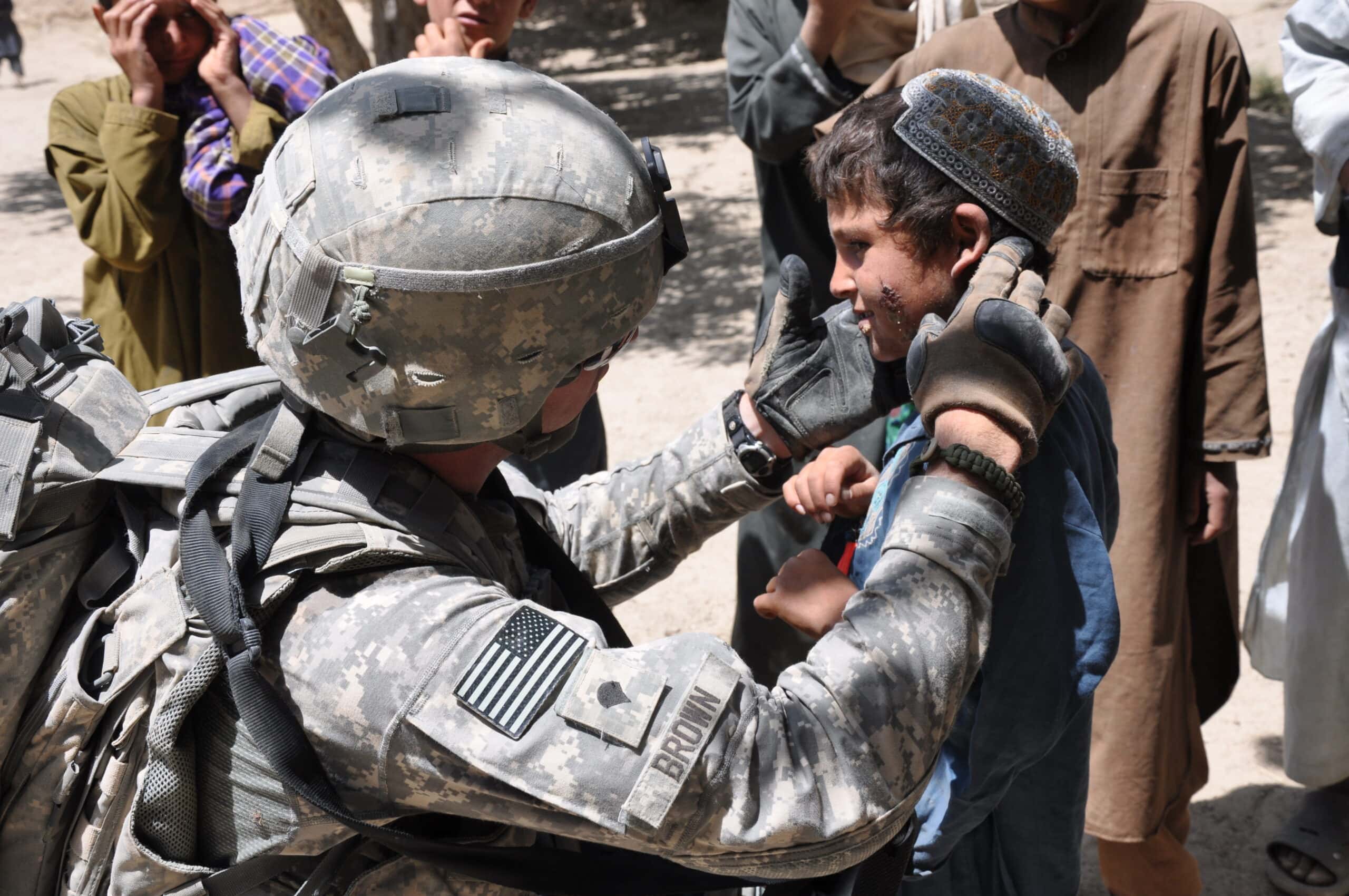 Soldado curando a niño