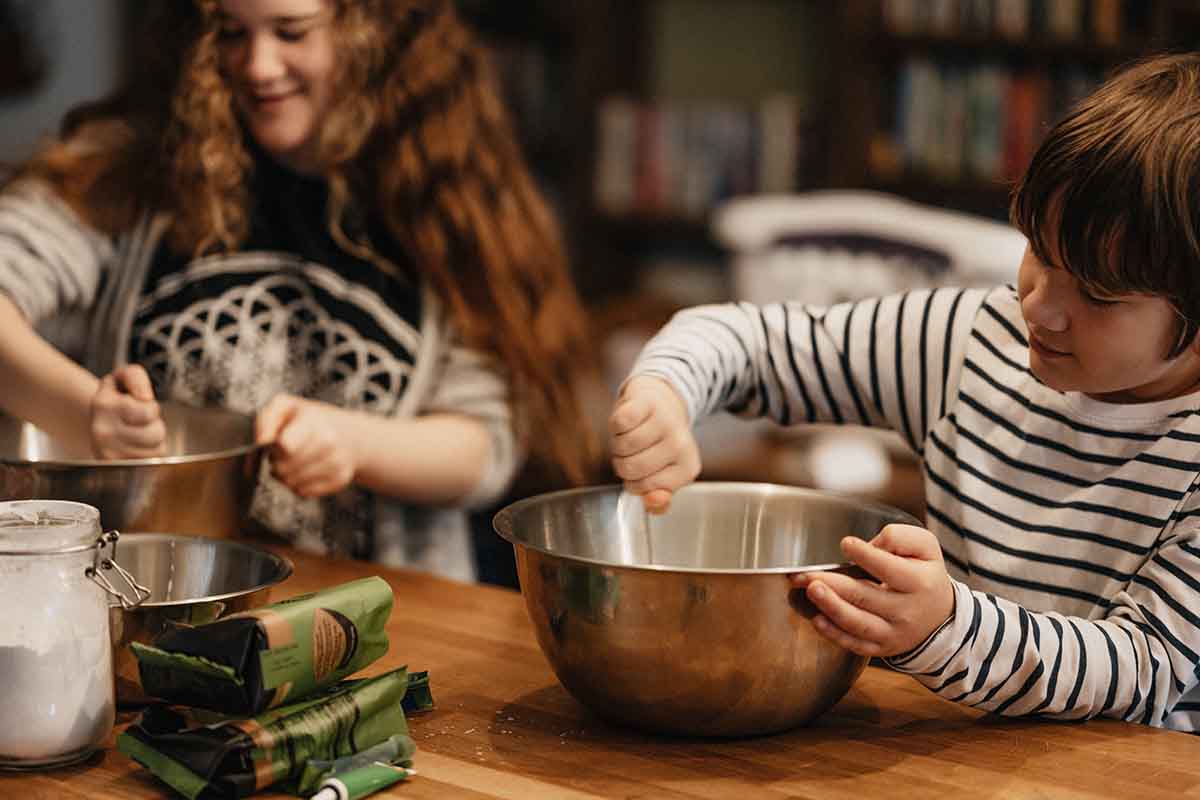 Familia cocinando