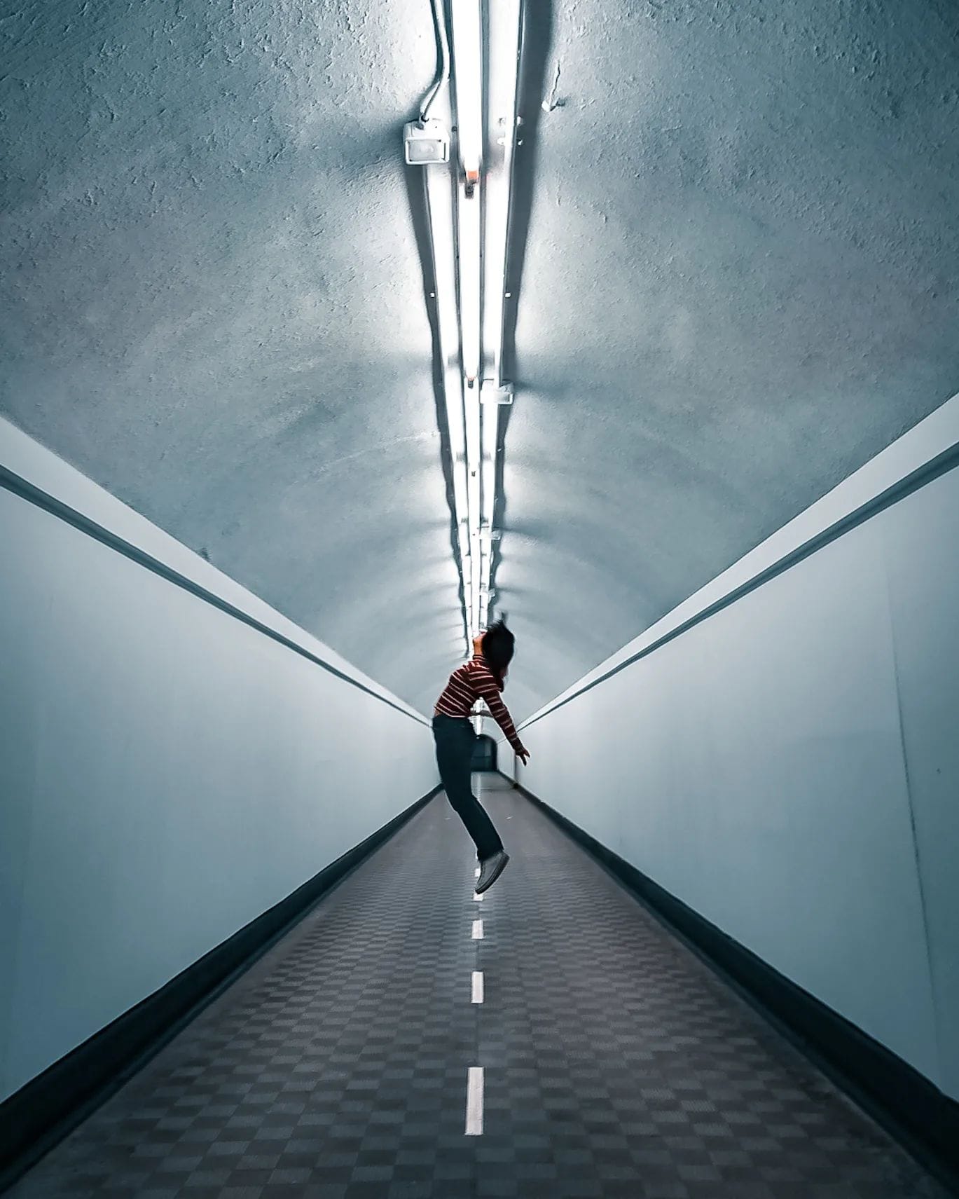 Mujer saltando en pasillo