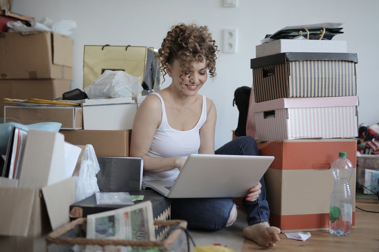 una mujer organizando y vendiendo sus pertenencias online