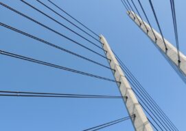 Cables de puentes sosteniendo el puente.