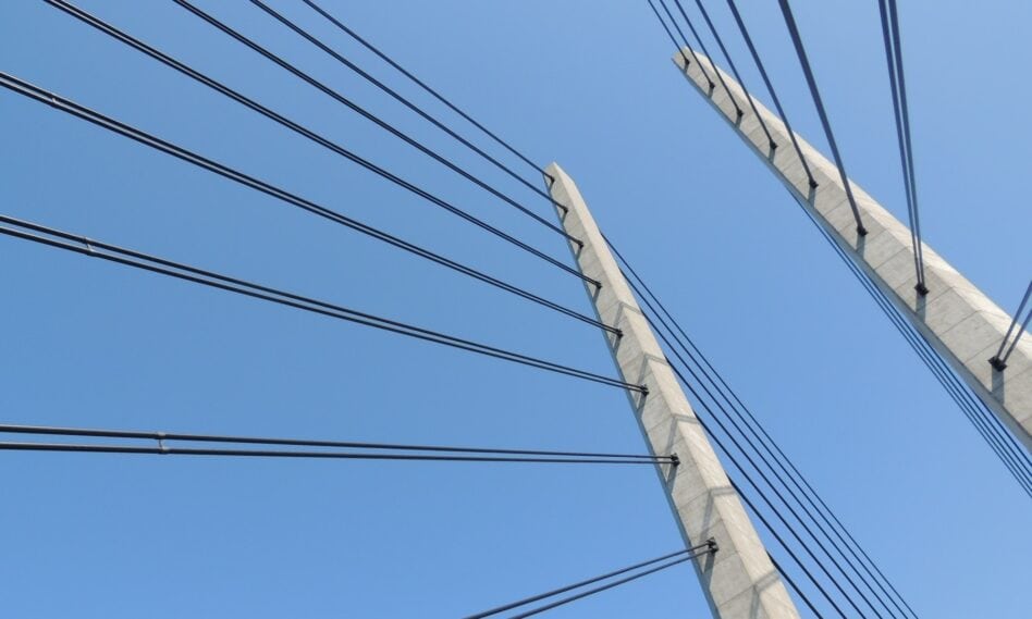 Cables de puentes sosteniendo el puente.