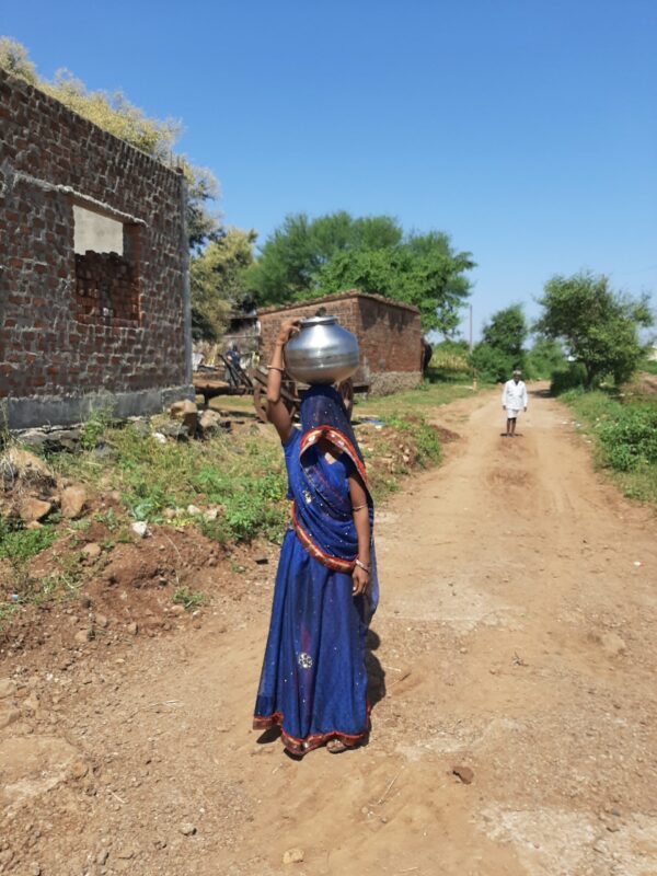 Imagen de mujer india acarreando agua
