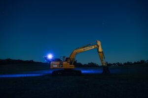 retroexcavadora trabajando por la noche