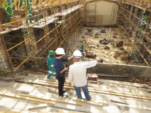 Un equipo de constructores planificando el uso de materiales sostenibles.