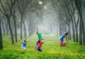 Niños jugando a la pelota