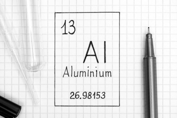 caracteristicas del elemento quimico aluminio escrito en un papel