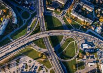 Una vista aérea de una autopista con movilidad urbana inclusiva